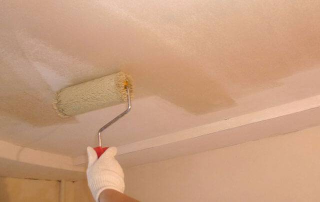 Как зашпаклевать потолок под покраску: особенности работ и процесс нанесения материала своими руками