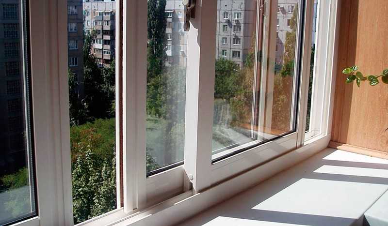 Почему в квартире потеют пластиковые окна изнутри: причины и их устранение