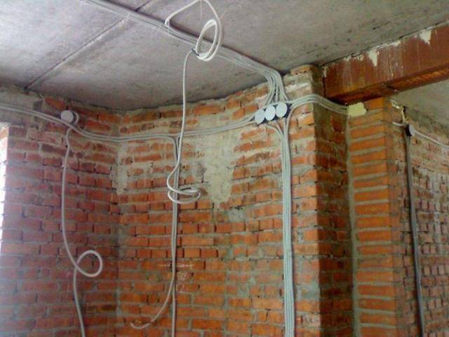 15 способов крепления проводов и кабелей к стене и потолку