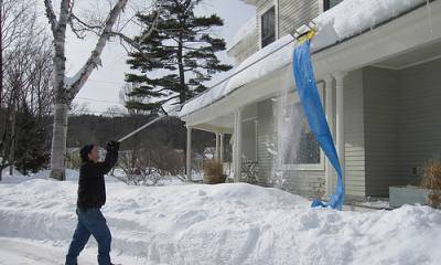 Как убрать снег с крыши частного дома