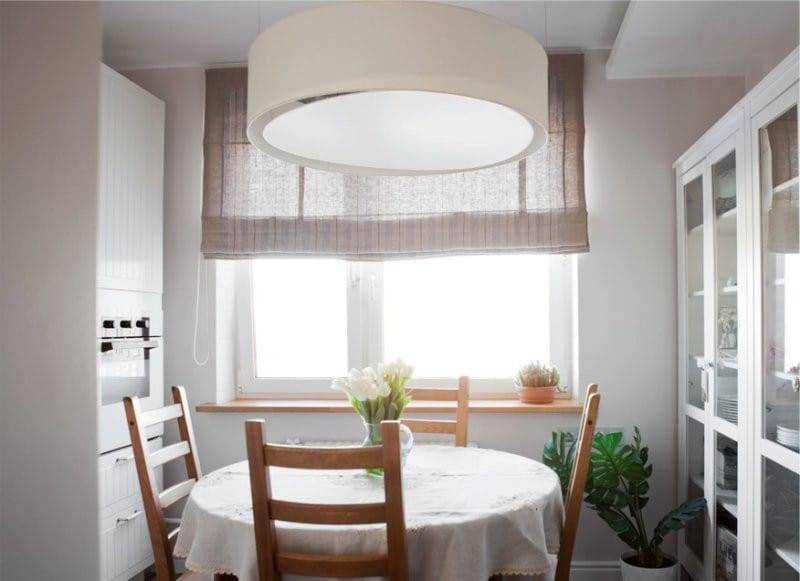 Римские шторы на кухню: удобный и практичный вариант для украшения окна
